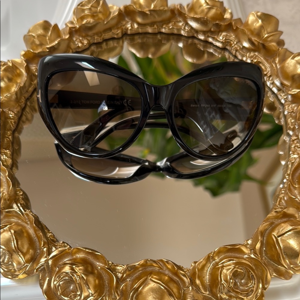 Tom Ford Elegant Black Sunglasses